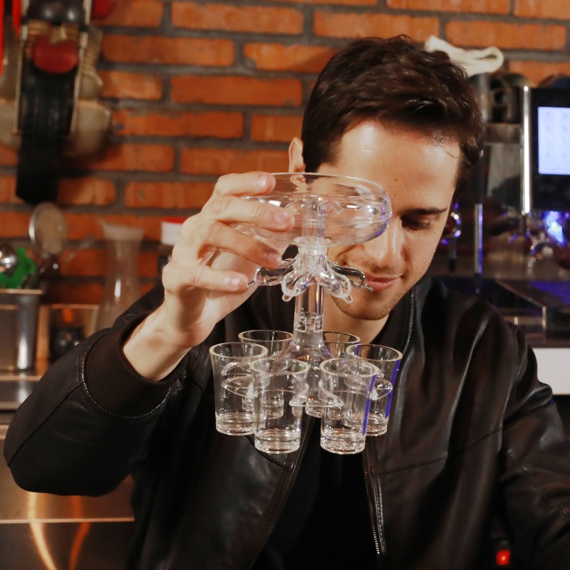 Home Bar Setup Kit - ヨーロッパ風模造ガラス製リキュールデキャンタセット 6杯用 LEDライトアップワインサービングキット 家庭用バーやパーティーに最適